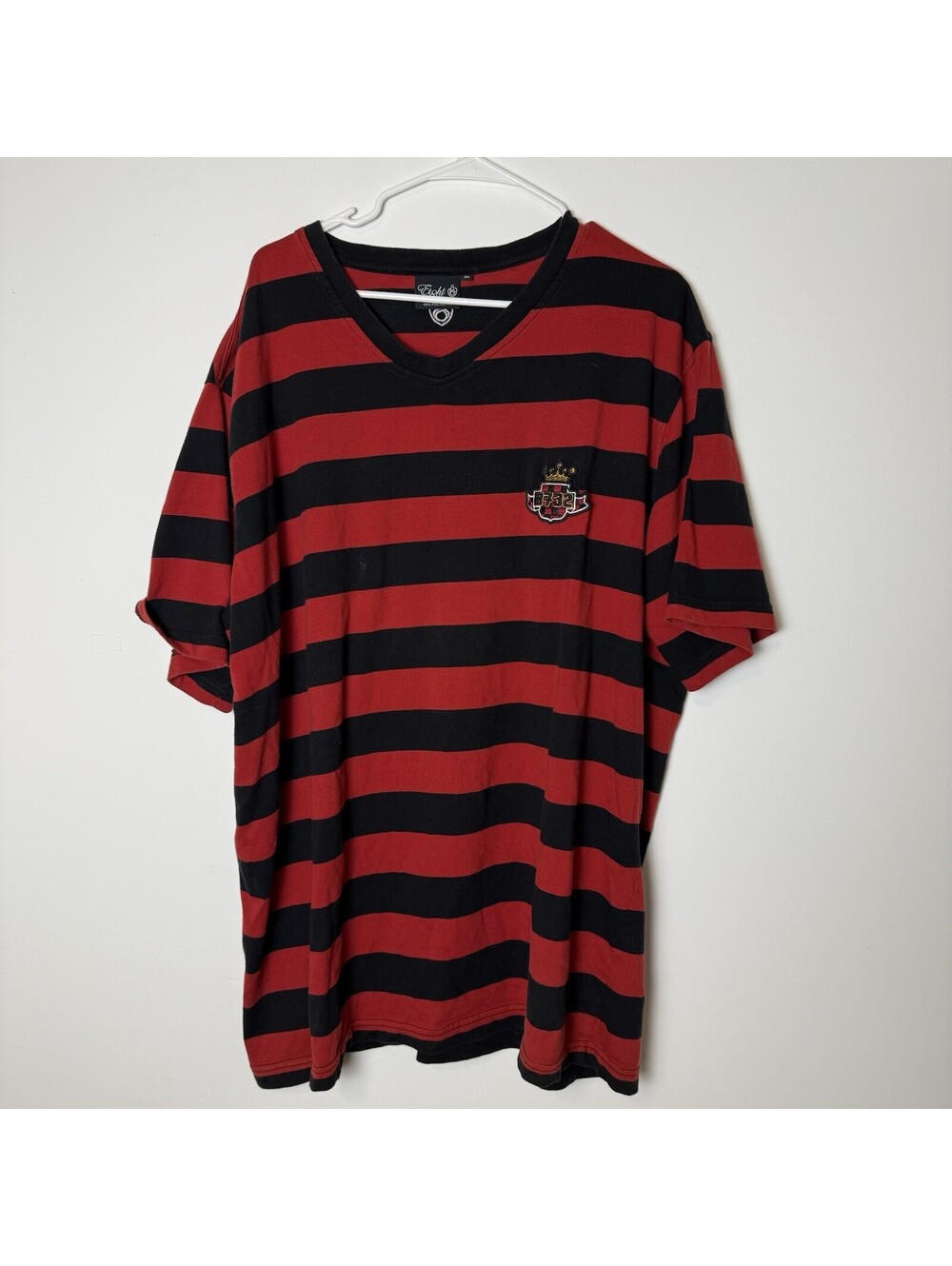 Eight 732 Mens Striped Red And Black T-Shirt Size 4XL With Embroidered Crest